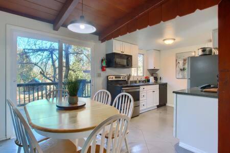 אוקהורסט Blue Door Cottage 12 Miles To Yosemite Bbq מראה חיצוני תמונה